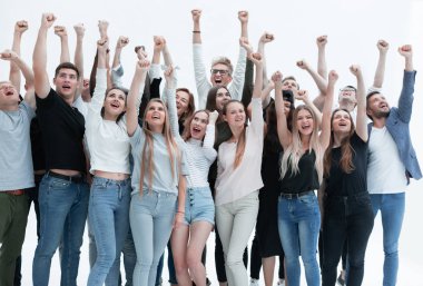 Mutlu bir grup genç insan ellerini kaldırdı.
