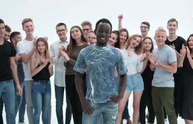 Bir grup benzer fikirli genç insan bir arada alkışlıyorlar..