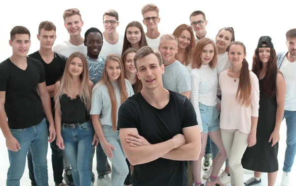 Zelfverzekerde man die voor een groep jongeren staat — Stockfoto