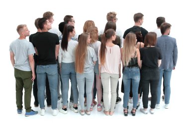 Dikiz aynası. Tek bir yöne bakan bir grup genç.