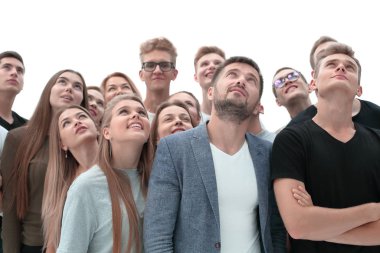 Kapat. Bir grup genç yukarı bakıyor.