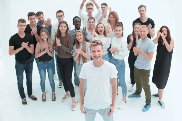 Säker gruppledare står framför sitt lag. — Stockfoto