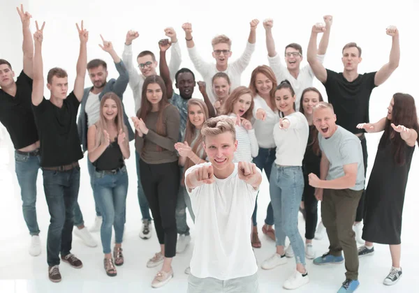 Jovem líder do grupo confiante apontando para você. — Fotografia de Stock