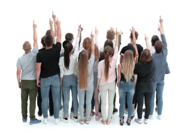 Geniş bir grup genç bir yeri işaret ediyor. .