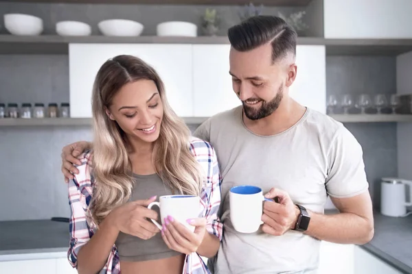 Joven pareja enamorada en la cocina en un buen día — Foto de Stock