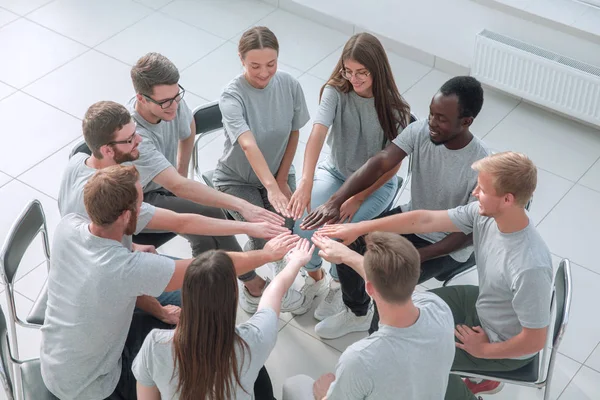 Jonge zakenmensen in de klas van teambuilding. — Stockfoto