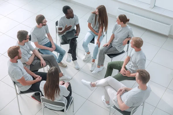 Vista superior. grupo de discussão de jovens sentados em círculo — Fotografia de Stock