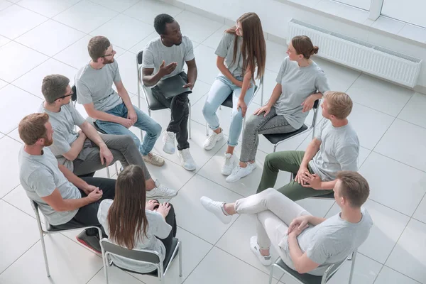 Vista dall'alto. gruppo di discussione dei giovani seduti in cerchio — Foto Stock