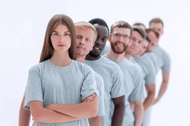 Sıraya dizilmiş bir grup genç insan