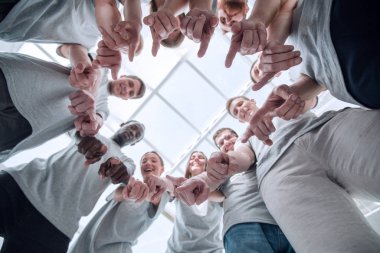 Bir grup başarılı genç bir hedefi işaret ediyor. .