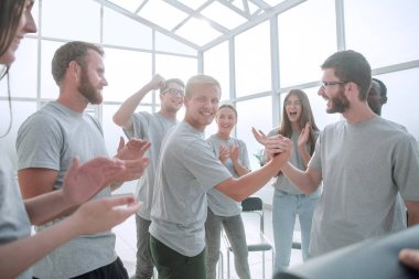 Temas grubunun çemberinde duran iki lider