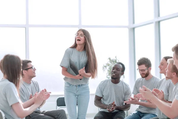 Grupo de discusión de los jóvenes aplaudiendo al orador — Foto de Stock