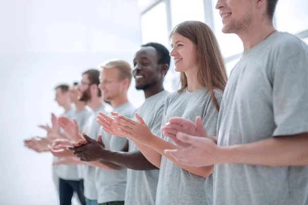 Föreställ dig en grupp ungdomar som står i rad och applåderar. — Stockfoto