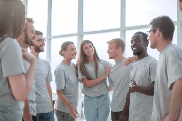 Grupo de jóvenes diversos en camisetas grises de pie juntos — Foto de Stock