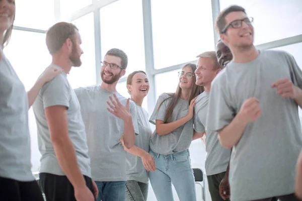 Grupo de jóvenes diversos en camisetas grises de pie juntos — Foto de Stock