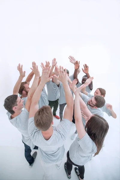 Mezinárodní skupina podobně smýšlejících lidí stojící s rukama nad hlavou — Stock fotografie