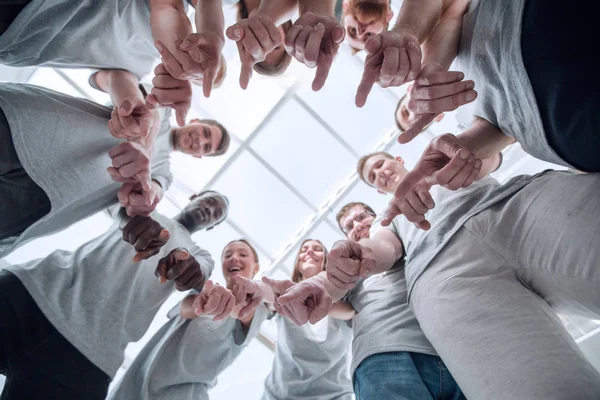 Grupp framgångsrika ungdomar som pekar på ett mål . — Stockfoto