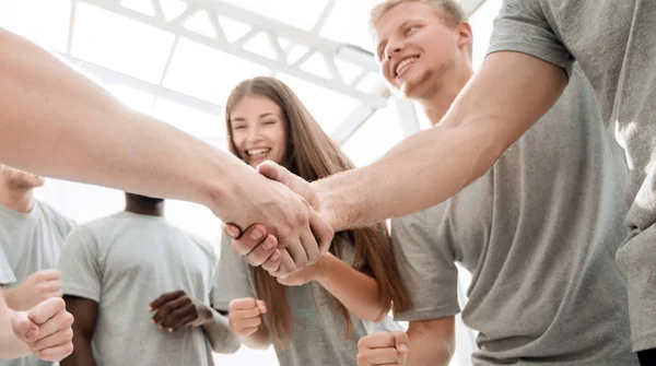 Apretón de manos de los jóvenes en un círculo de amigos — Foto de Stock