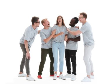 Tam gelişim. Aynı tişörtleri giyen bir grup farklı genç.