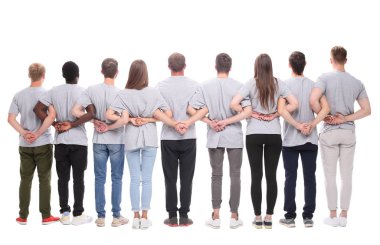 Dikiz aynası. Motive olmuş büyük bir grup genç insan..