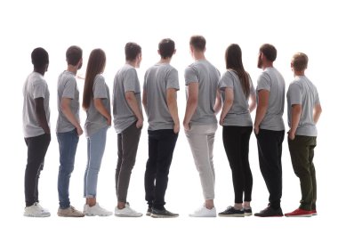 Geniş beyaz bir ekrana bakan çeşitli genç insanlar..