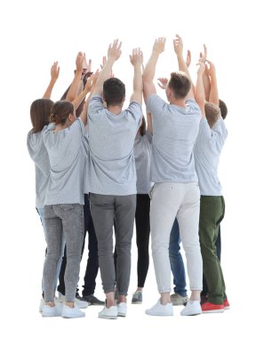Tam gelişim. Bir grup genç ellerini kaldırarak bir çember oluşturuyorlar..