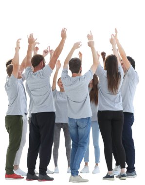 Birlikteliklerini gösteren bir grup farklı genç..