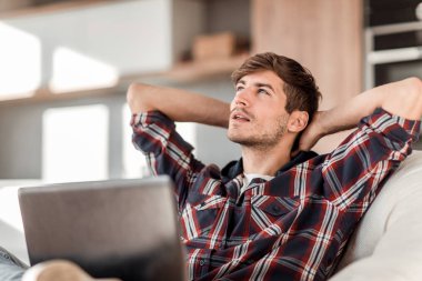 kapatın. açık bir laptop önünde oturan genç adam rüya