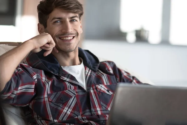 Close-up. dromen jonge man zitten in de voorkant van een open laptop — Stockfoto