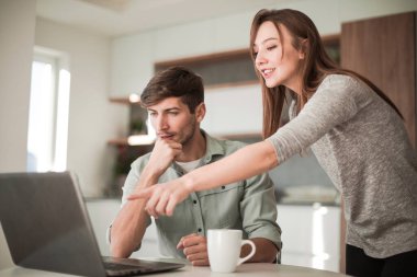 Genç çift mutfakta online haber tartışmak arıyor