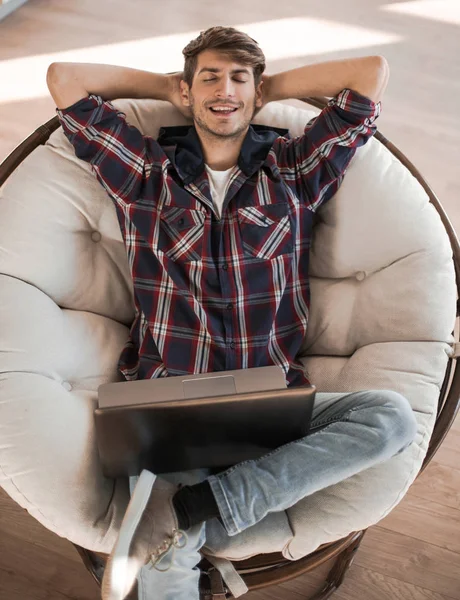 Zamknij się. zmęczony facet drzemie siedzi przed otwartym laptopem — Zdjęcie stockowe