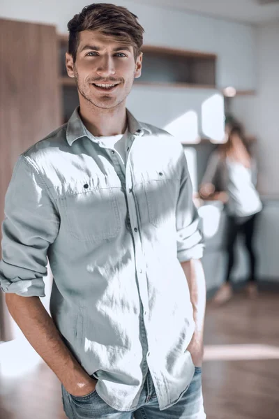 Joven guapo de pie en su cocina . —  Fotos de Stock