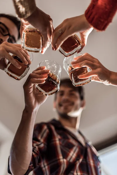 Фоновое изображение стакана сока в руках молодой пары — стоковое фото