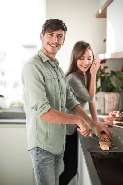 Feliz jovem casal gostando de cozinhar Café da manhã juntos. — Fotografia de Stock