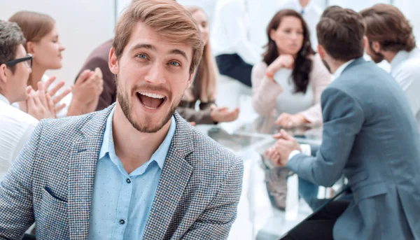 Sonriente hombre de negocios en el fondo de la oficina de negocios . — Foto de Stock