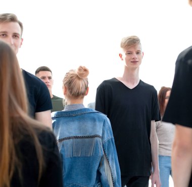 Sıradan gençler birbirlerinin yanından geçerler.