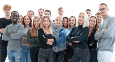 Bir grup kendine güvenen genç bir arada duruyor..