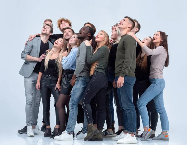 Große Gruppe unterschiedlicher junger Menschen, die hoffnungsvoll nach oben blicken — Stockfoto