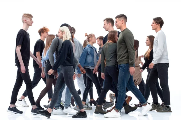 Casual jonge mensen die in verschillende richtingen lopen — Stockfoto