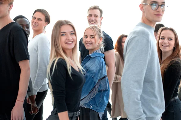 Lässige junge Frau inmitten unterschiedlicher junger Menschen. — Stockfoto