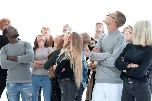 Grande grupo de jovens diversos olhando em algum lugar para cima — Fotografia de Stock