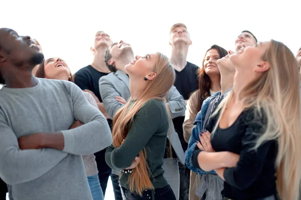 Un grand groupe de jeunes diversifiés cherchant quelque part — Photo