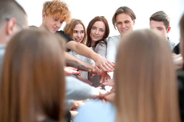 Doe dicht. een groep jongeren die hun handpalmen samenvoegen in een cirkel — Stockfoto