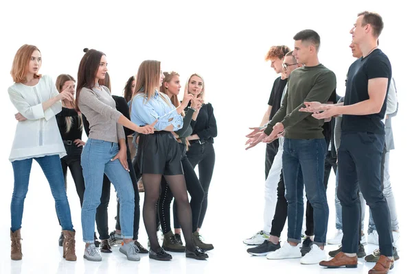 Grupy młodych mężczyzn i kobiet stojących naprzeciwko — Zdjęcie stockowe
