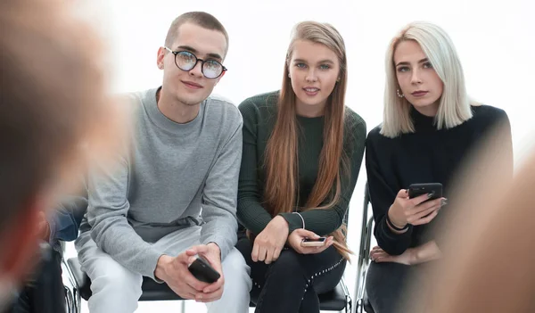 Nahaufnahme. Gruppe junger Menschen mit Smartphones — Stockfoto