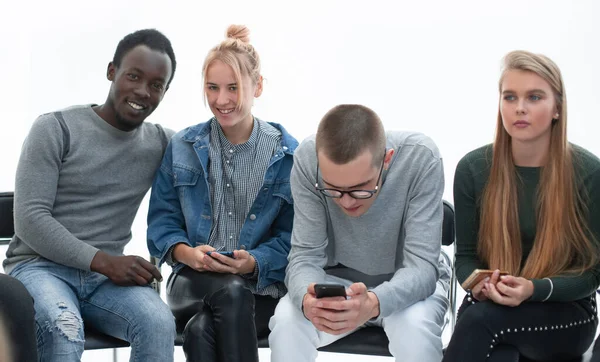 Doe dicht. casual jongeren die hun smartphone gebruiken — Stockfoto