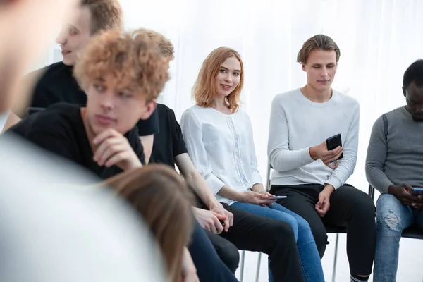 De près. jeunes lisant des informations sur leur smartphone — Photo