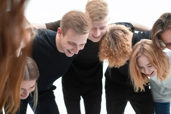 Gruppe fröhlicher junger Leute steht zusammen — Stockfoto