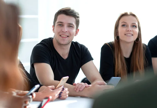 Les jeunes occasionnels regardent les écrans de leurs smartphones — Photo