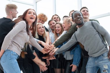 Bir grup mutlu genç birliklerini gösteriyor.